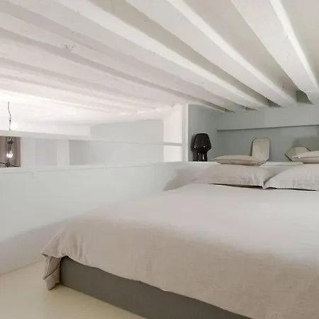 Apartment Avec Beaux Volumes Coeur Du Marais *